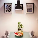 Luxurious With Private Garden Apartman
