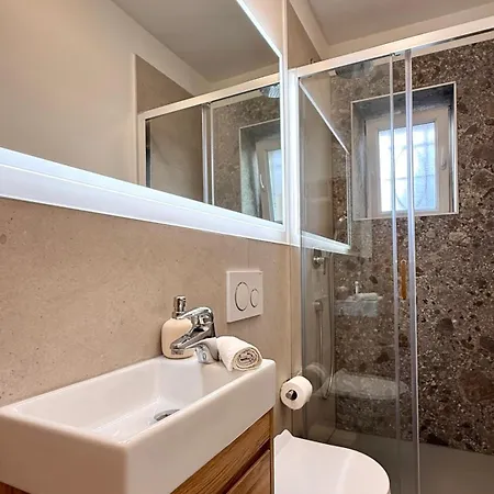 Luxurious With Private Garden 아파트 *