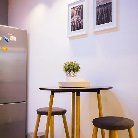 Luxurious With Private Garden 아파트 *