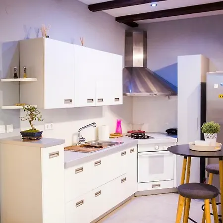 Luxurious With Private Garden Appartement *